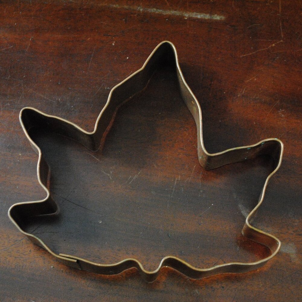 Vintage Lage Leaf Cookie / Cake Cutter
